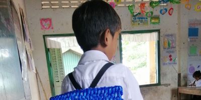 Aluno ganha mochila trançada com plástico no Camboja; iniciativa faz escola receber doações