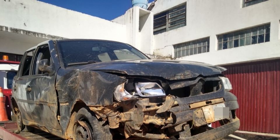Após bater com carro em poste em Camaquã, motorista e o carona são detidos pela BM