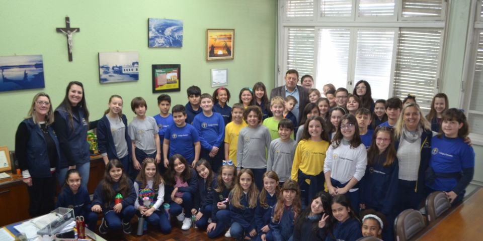 Alunos do Colégio Romano São Lucas visitam o Executivo de Camaquã