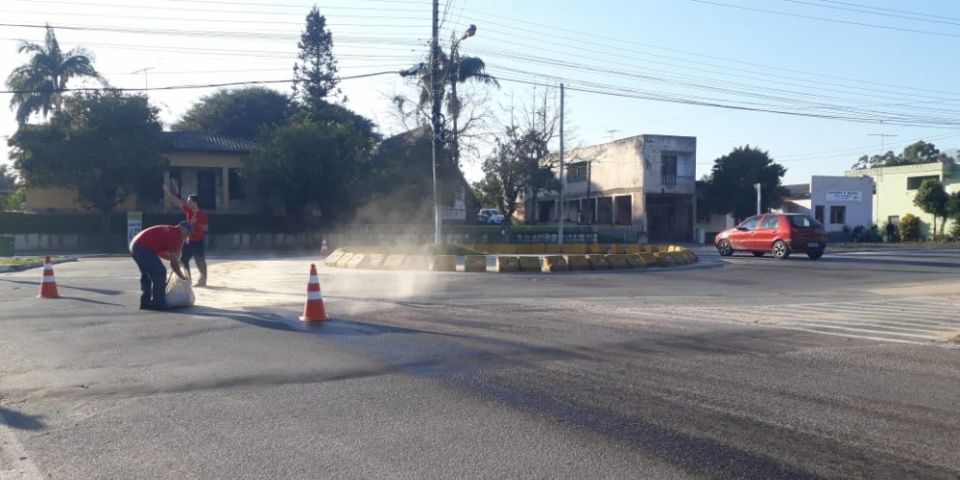 Bombeiros realizam colocação de serragem na rótula da Faxinha com Nestor em Camaquã