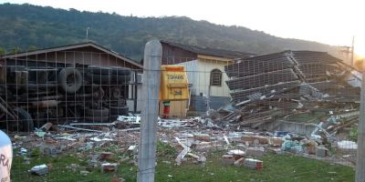 Motorista de caminhão morre após bater contra carros, feira de produtores e duas casas em Igrejinha