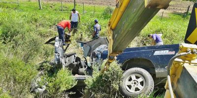 Veículo capota e motorista fica preso às ferragens na ERS-350, em Arambaré