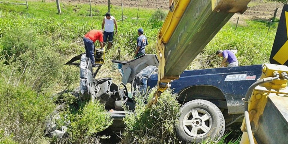 Veículo capota e motorista fica preso às ferragens na ERS-350, em Arambaré