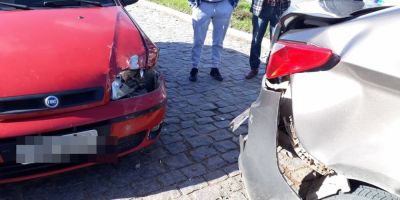 Dois carros se envolvem em acidente na José Loureiro da Silva em Camaquã