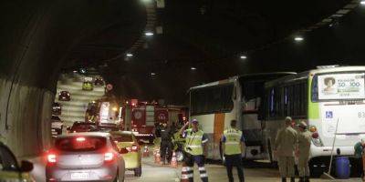 Acidente deixa 51 feridos em túnel no Rio