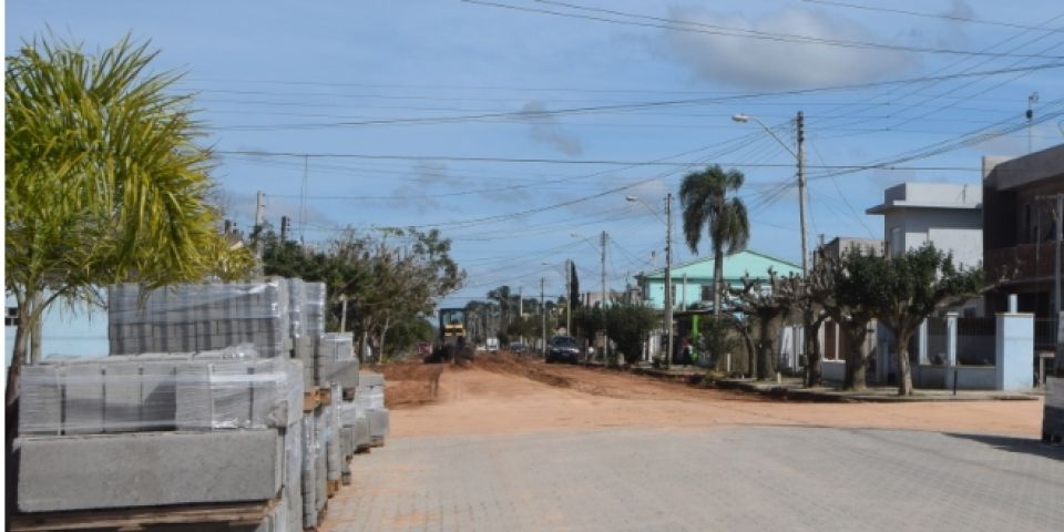 Mais uma rua do bairro Navegantes recebe pavimentação, em São Lourenço do Sul