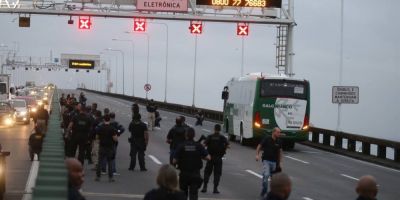 Homem armado faz passageiros reféns em ônibus na Ponte Rio-Niterói