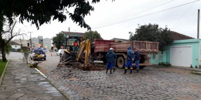 Corsan trabalha em cano estourado na manhã desta terça em Camaquã