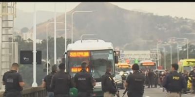 Sequestrador de ônibus no Rio é morto por atiradores de elite