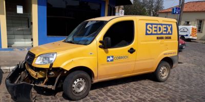 Veículo dos Correios se envolve em acidente em Camaquã