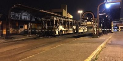 Criminosos incendeiam ônibus e 14 pessoas ficam feridas em Canoas