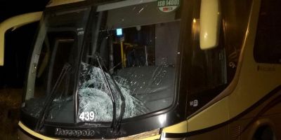 Duas pessoas morrem em acidente entre moto e ônibus na ERS-030, em Gravataí