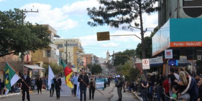 Desfile cívico em Camaquã reúne entidades, escolas municipais, bandas e fanfarras