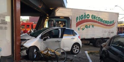 Motorista de caminhão de encomendas de Camaquã se envolve em acidente em Canoas