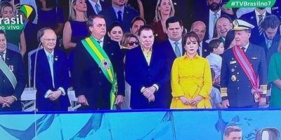 Bolsonaro participa de desfile ao lado de Bispo Edir Macedo e Silvio Santos