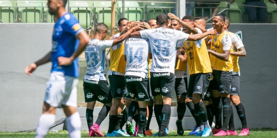 Grêmio goleia o Cruzeiro por 4 a 1 na retomada do Brasileirão após Copa do Brasil