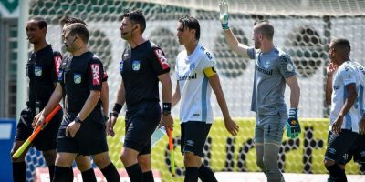 No Twitter, presidente do Grêmio pede critério "uniforme" para a arbitragem brasileira