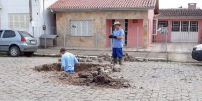 Corsan trabalha em conserto ou troca de cano na 03 de Outubro em Camaquã