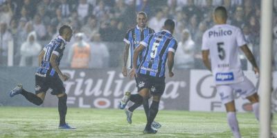 Grêmio goleia o Santos na Vila e chega à sétima colocação no Brasileirão