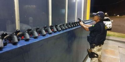 PRF apreende 29 pistolas em um carro na BR-277 no Paraná