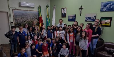 Alunos do Colégio Contemporâneo de Camaquã fazem visita ao Executivo Municipal