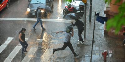 Chuva avança em todo o RS e provoca temporais