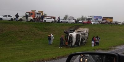 Caminhão de Camaquã carregado com botijões de gás tomba na BR-290, na região das ilhas 