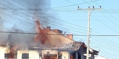 Incêndio causa danos em funerária em Tapes