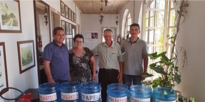 Entidade doa lixeiras para vila do Banhado do Colégio, em Camaquã