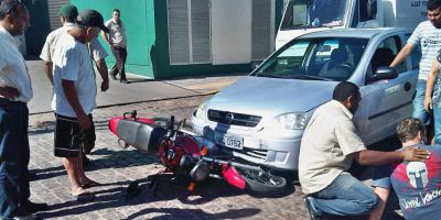 Acidente de trânsito entre moto e carro deixa um ferido no centro da cidade de Camaquã