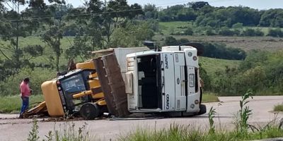 Caminhão que transportava retro escavadeira tomba em Encruzilhada do Sul