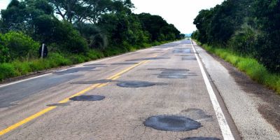 Tapes – empresa vencedora da licitação realiza pré-recuperação da ERS-717, com tapa buracos