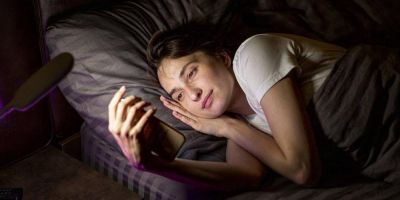 Uso excessivo do celular antes de dormir pode causar insônia, aponta neurologista