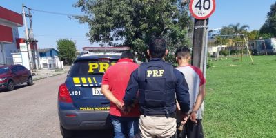 PRF recupera veículo roubado, em Guaíba