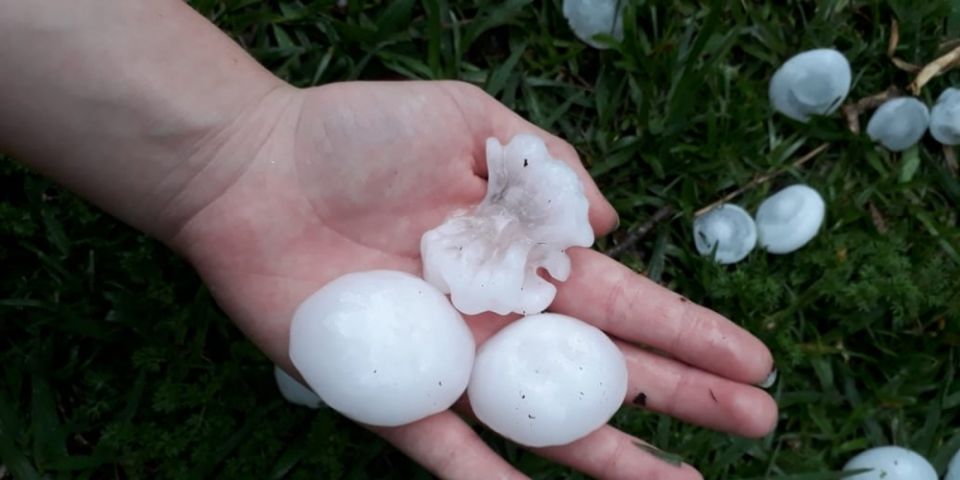 Rio Grande do Sul tem queda de granizo e casas danificadas por temporal
