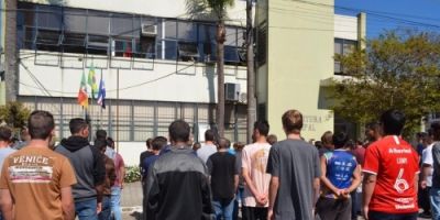 Jovens participam da Cerimônia de Juramento à Bandeira em São Lourenço do Sul