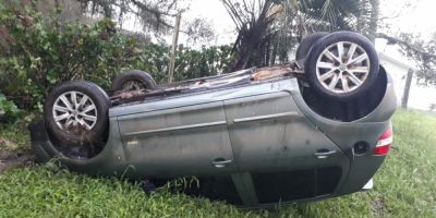 Carro capota na ERS-350, entre Camaquã e Chuvisca