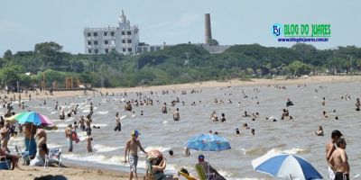 Com o calor, banhistas movimentam a praia de Arambaré na tarde deste domingo