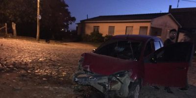 Carro bate contra muro nesta madrugada em Camaquã