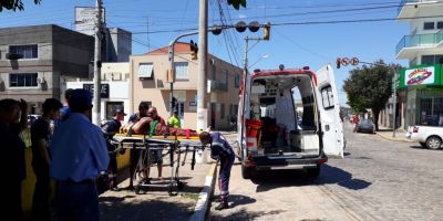 Idosa é socorrida após cair em calçada no centro de Camaquã