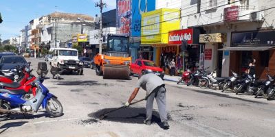 Operação "tapa-buracos" é realizada no centro de Camaquã