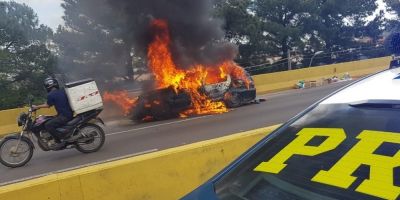 Carro com mais de R$ 11 mil em multas vencidas pega fogo na BR-116, em Sapucaia do Sul