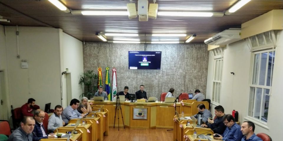 Projeto e emenda que proíbem ação de guardadores ou lavadores de veículos nas ruas de Camaquã são aprovados