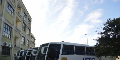 Ônibus da UFPel sofre acidente em Pelotas