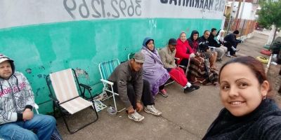 Pais passam a noite em fila para garantir rematrícula em escola de Camaquã 