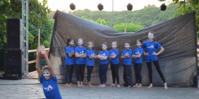 Momentos culturais na praça Estanislau Novak, em Dom Feliciano