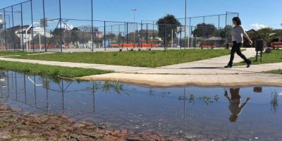 Cerca de 35% dos brasileiros vive sem esgoto, mas 80% já tem acesso à internet, diz IBGE