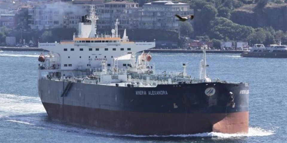 Mais quatro navios gregos estão entre investigados por vazamento de óleo