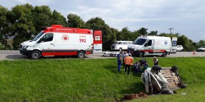 FOTOS: carro capota e casal fica ferido na BR-116 em Camaquã