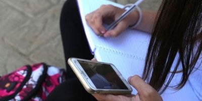 Em enquete, 59% são a favor da proibição de celulares em escolas de Camaquã 